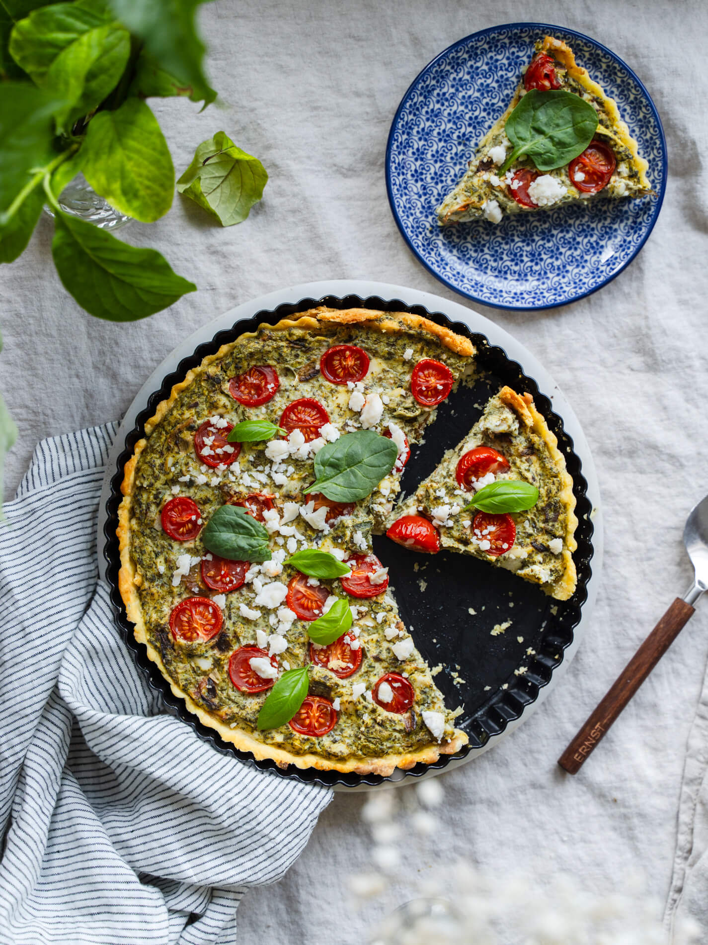 Vegaaninen feta-pinaattipiirakka