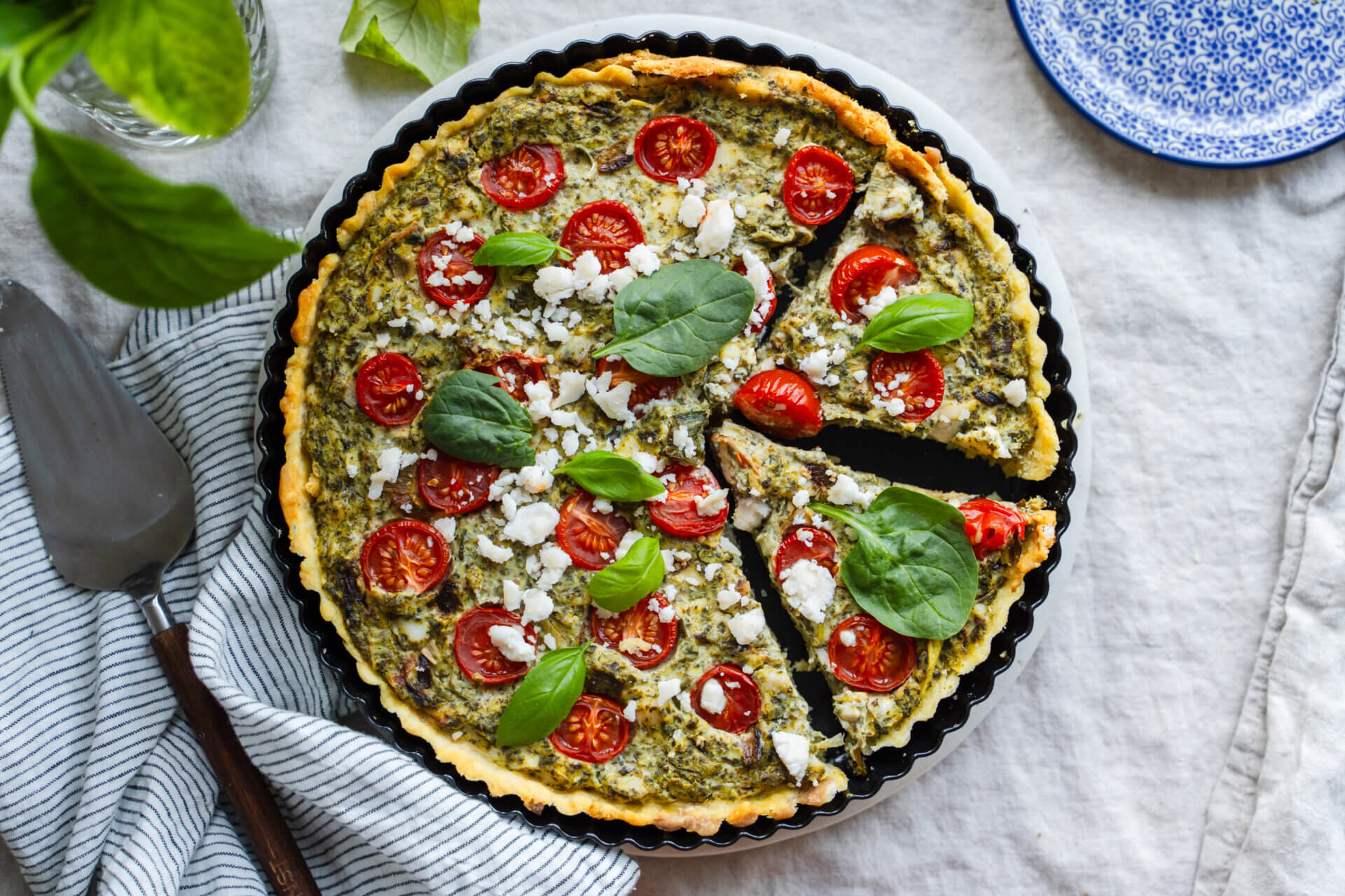 Vegaaninen feta-pinaattipiirakka