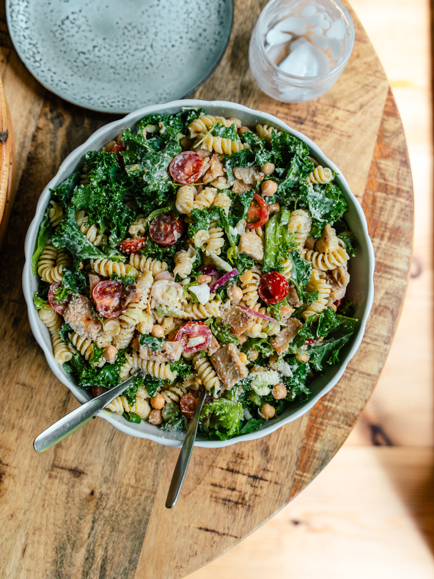 Caesar-pastasalaatti. Vegaaninen