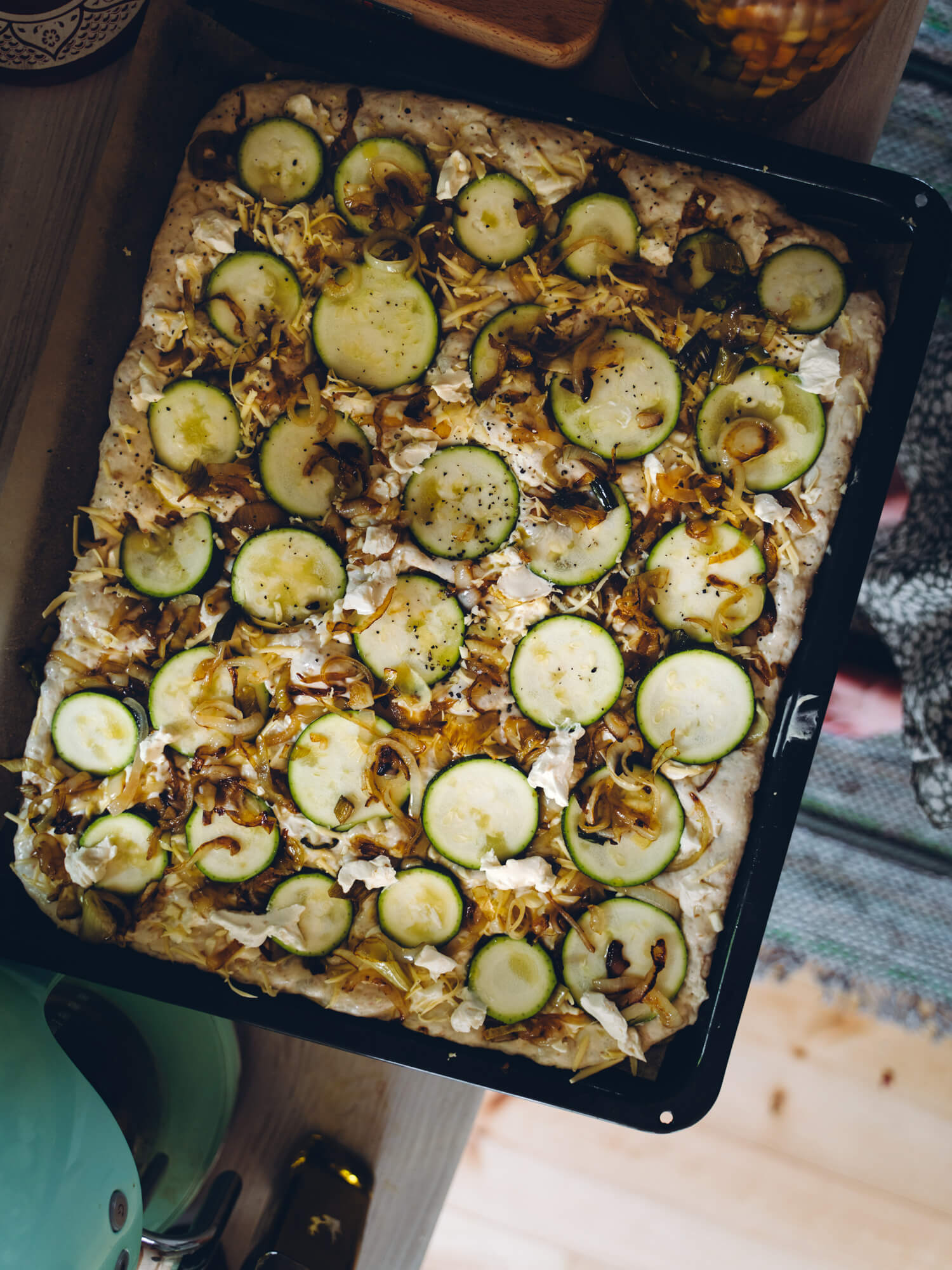 Focacciapizza kesäkurpitsalla