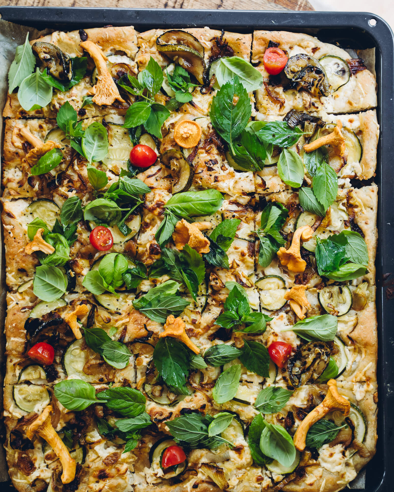 Focacciapizza kesäkurpitsalla