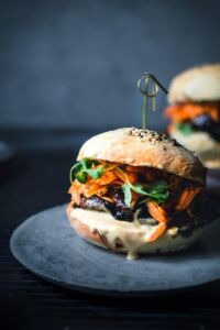 Japanilaiset Portobellohampurilaiset. Vegaani.