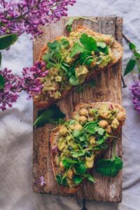 Kikherne-avokadoleipä. Vegaani.