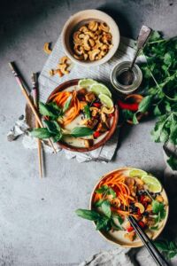 Thaimaalainen tofu-kookoskeitto. Vegaani. Gluteeniton