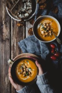 Tomaatti-kikhernekeitto. Vegaani