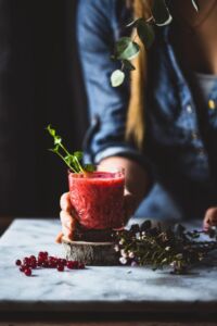 Puolukka-mangosmoothie. Vegaani